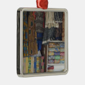 アフリカ、ガーナ、アクラ。アクラ·テキスタイル·アンド·ハンディクラフト メタルオーナメント (右)