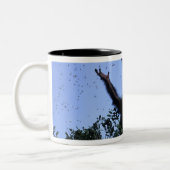 アフリカ、タンザニア、グリッター達飛んでいる達 ツートーンマグカップ (左)