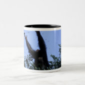 アフリカ、タンザニア、グリッター達飛んでいる達 ツートーンマグカップ (中央)