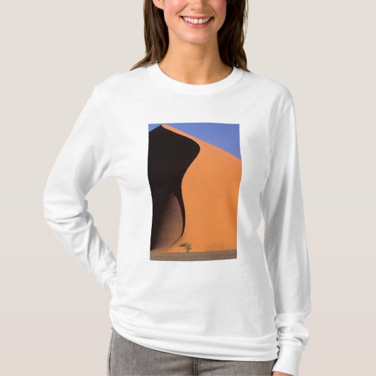 アフリカ, ナミビア, 夕方の砂丘 Tシャツ (正面)