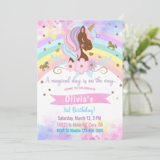 アフロアメリカン・ユニコーンの女の子の誕生日の招待状。 招待状 (スタンド正面)
