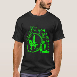 アブミに足を入れて祈る - 馬のトリック Tシャツ