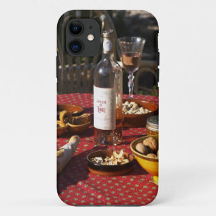 アペリティフと前菜の準備: パン、オリーブ、 iPhone 11 ケース