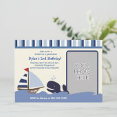 アホイメイトセーリングボートネイビークジラ誕生日写真 招待状 (スタンド正面)