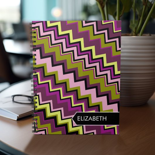 アボカドと紫のシェブロンパターン – 名前をカスタムする ノートブック