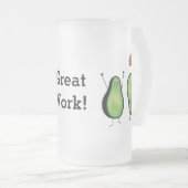 アボカドのおもしろいな元気づける逆立ち緑ピット フロストグラスビールジョッキ (正面右)