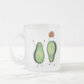 アボカドのおもしろいな元気づける逆立ち緑ピット フロストグラスマグカップ (左)