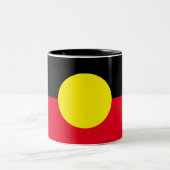 アボリジニ国旗のマグカップ ツートーンマグカップ (中央)