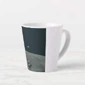 アポロ月着陸船と月の地球の上昇 カフェラテマグ (右アングル)