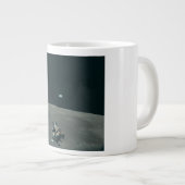 アポロ月着陸船と月の地球の上昇 ジャンボコーヒーマグカップ (正面右)