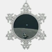 アポロ月着陸船と月の地球の上昇 スノーフレークピューターオーナメント (正面)