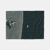 アポロ月着陸船と月の地球の上昇 フリースブランケット (正面(横))