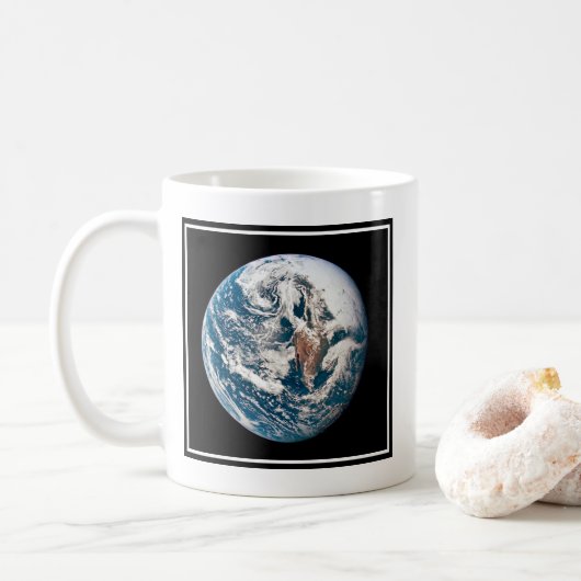 アポロ10号の宇宙船から取り出された地球。 コーヒーマグカップ (ドーナツ)