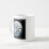 アポロ10号の宇宙船から取り出された地球。 コーヒーマグカップ (正面左)