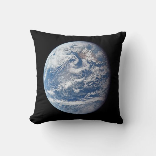 アポロ11号の乗組員によって撮影された惑星の地球。 クッション (正面)