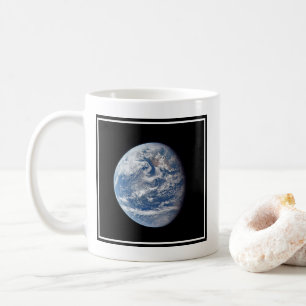 アポロ11号の乗組員によって撮影された惑星の地球。 コーヒーマグカップ