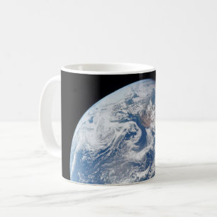 アポロ11号の乗組員によって撮影された惑星の地球。 コーヒーマグカップ