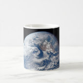 アポロ11号の乗組員によって撮影された惑星の地球。 コーヒーマグカップ (中央)