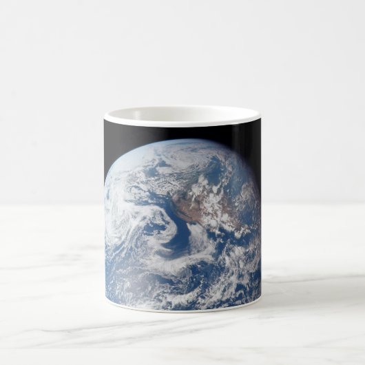 アポロ11号の乗組員によって撮影された惑星の地球。 コーヒーマグカップ (中央)