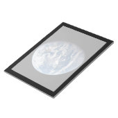 アポロ11号の乗組員によって撮影された惑星の地球。 ノートパッド (アングル)