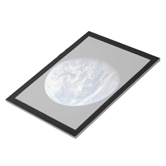 アポロ11号の乗組員によって撮影された惑星の地球。 ノートパッド (アングル)