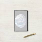 アポロ11号の乗組員によって撮影された惑星の地球。 ポストイット (デスク上)