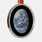 アポロ11号の乗組員によって撮影された惑星の地球。 メタルオーナメント (右)