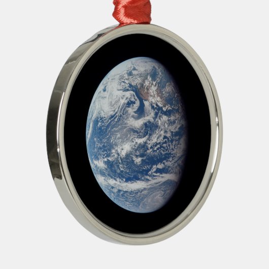アポロ11号の乗組員によって撮影された惑星の地球。 メタルオーナメント (右)