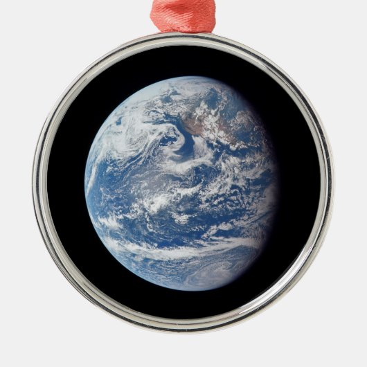 アポロ11号の乗組員によって撮影された惑星の地球。 メタルオーナメント (正面)