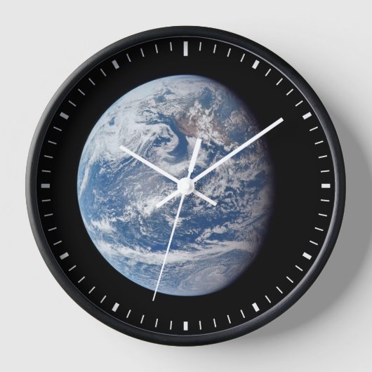 アポロ11号の乗組員によって撮影された惑星の地球。 壁時計 (正面)