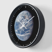 アポロ11号の乗組員によって撮影された惑星の地球。 壁時計 (傾斜)