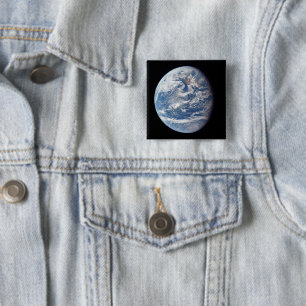 アポロ11号の乗組員によって撮影された惑星の地球。 缶バッジ