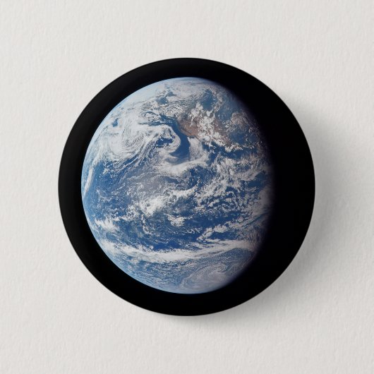 アポロ11号の乗組員によって撮影された惑星の地球。 缶バッジ (正面)