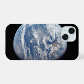 アポロ11号の乗組員によって撮影された惑星の地球。 iPhone 15ケース (裏面横)