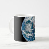 アポロ13号の探査機から取り出された地球。 コーヒーマグカップ (正面左)