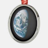 アポロ13号の探査機から取り出された地球。 メタルオーナメント (左)