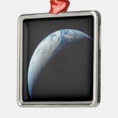 アポロ4ミッションから取り出された三日月地球。 メタルオーナメント (左)