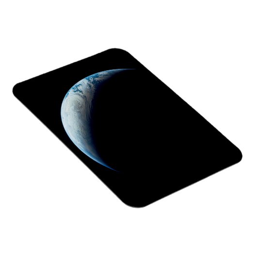 アポロ4ミッションから取り出された三日月地球。2 マグネット (右側)