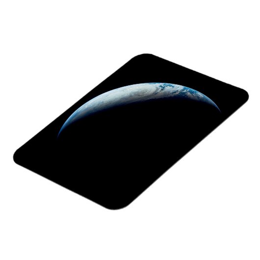 アポロ4ミッションから取り出された三日月地球。2 マグネット (左側)