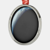 アポロ4ミッションから取り出された三日月地球。2 メタルオーナメント (左)