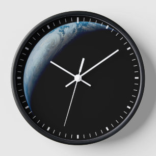 アポロ4ミッションから取り出された三日月地球。2 壁時計