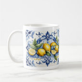 アマイタリアンルフィの青い白いタイルとレモン コーヒーマグカップ (左)