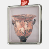アマゾンおよびグリフィンを描写する赤姿のkrater メタルオーナメント (左)