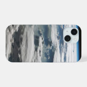アマゾンの上の嵐の空 iPhone 15ケース (裏面横)