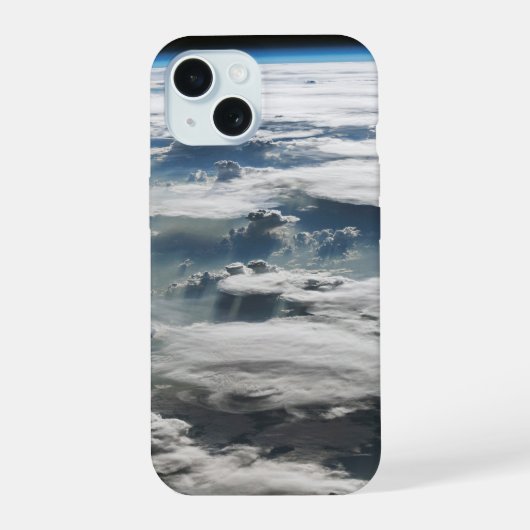アマゾンの上の嵐の空 iPhone 15ケース (裏面)
