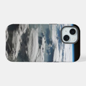 アマゾンの上の嵐の空 iPhone 15ケース (裏面横)