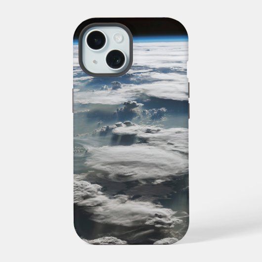アマゾンの上の嵐の空 iPhone 15ケース (裏面)