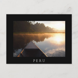 アマゾンの黒い葉書の川の上のボート ポストカード