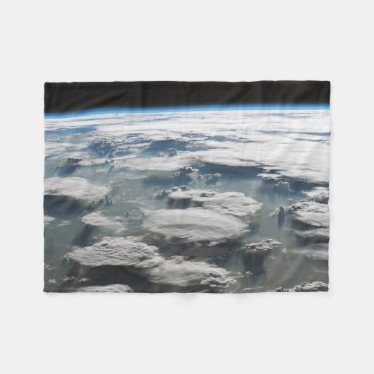 アマゾン上空の嵐のような空 フリースブランケット (正面(横))