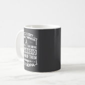 アマチュア無線でおじいちゃんやってるのが楽しいおじさんおもしろTシャツ コーヒーマグカップ (正面左)